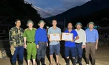 Tặng bằng khen cho 13 cá nhân dũng cảm cứu người, tài sản trong cơn lũ quét