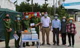 Tặng quà các chốt kiểm soát chống dịch COVID-19
