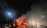 Container bất ngờ bốc cháy dữ dội trên quốc lộ 1A