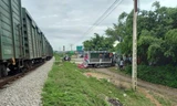 Tàu hỏa húc văng xe tải chở bình gas, 2 người bị thương nặng