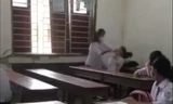 Xôn xao clip nữ sinh tát liên tiếp vào mặt bạn trong lớp học