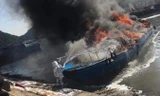 Quảng Ninh: Tàu cao tốc 96 chỗ cháy ngùn ngụt trong cảng Cái Rồng
