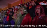 Xúc động cảnh CĐV hát quốc ca trong mưa, co ro cổ vũ Việt Nam