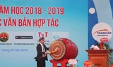 TS. Ngô Xuân Hà, hiệu trưởng nhà trường đánh trống khai giảng năm học mới 2018 - 2019