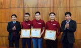 Hai thầy Phó hiệu trưởng trường ĐH Bách khoa Hà Nội, thầy Trần Văn Tớp (ngoài cùng bên trái) và thầy Đinh Văn Phong (ngoài cùng bên phải) trao giấy khen cho 3 thành viên của đội Amazingbamboo