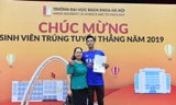 Tân sinh viên nhận học bổng chia sẻ niềm vui nhận học bổng với người thân