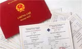 Bộ trưởng Bộ GD&ĐT Phùng Xuân Nhạ tiếp xúc cử tri tại Bình Định ngày 26/11. Ảnh Trương Định