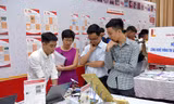 Sinh viên đang chia sẻ về công trình nghiên cứu