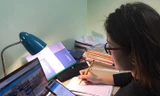 Sinh viên trường Đại học Mở Hà Nội học trực tuyến. Ảnh HOU