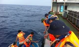 Lính hải quân đương đầu sóng dữ