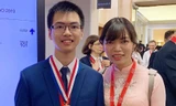 Em Nguyễn Văn Chí Nguyên cùng cô giáo dạy môn Hóa học Mai Châu Phương tại Lễ trao giải kỳ thi Olympic Hóa học 2019. (Ảnh do nhà trường cung cấp).