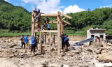 Dựng lại nhà bị lũ cuốn trôi ở bản Sa Ná
