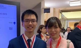 Em Nguyễn Văn Chí Nguyên cùng cô giáo dạy môn Hóa học Mai Châu Phương tại Lễ trao giải kỳ thi Olympic Hóa học 2019. (Ảnh do nhà trường cung cấp).