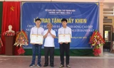 Khen thưởng 2 học sinh