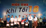 Nhà sách Tiền Phong trao quà cho thí sinh hội thi Khi tôi 18