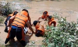 Cảnh sát PCCC và tìm kiếm cứu hộ cứu nạn tỉnh Thanh Hóa nỗ lực giải cứu người dân trong nước lũ.