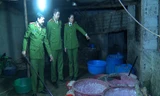 Bắt quả tang chế biến thực phẩm bẩn. Ảnh: Công an Thanh Hóa cung cấp