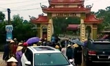 Người dân tập trung vây bắt nhóm người phá cổng làng