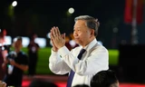 Tổng Bí thư, Chủ tịch nước Tô Lâm và khán giả đứng lên vỗ tay, hát vang 'Như có Bác trong ngày vui đại thắng'