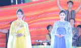 Hoa hậu Đỗ Thị Hà, Thanh Thủy trình diễn áo dài di sản tại Tuy Hòa