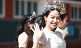 2.000 học sinh bao vây Hoa hậu Thanh Thủy