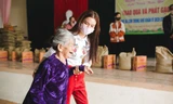 Phạm Phương Thảo về quê tặng quà và tiền hỗ trợ gia đình khó khăn. Ảnh: Long Trần