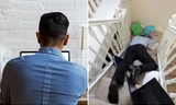 Nhân viên trượt ngã khi đi từ giường tới bàn làm việc ở nhà, tòa án bắt công ty bồi thường