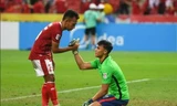 Trận bán kết "điên rồ" ở AFF Cup: Xem tiền đạo Singapore làm thủ môn, bắt bóng vẫn “chất”