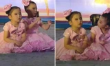 Cô bé đang múa thì ngồi phịch xuống sân khấu để ngủ, bạn đánh thức thế nào cũng không dậy