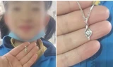 Bé trai 8 tuổi tặng bạn gái cùng lớp sợi dây chuyền giá 70 triệu đồng
