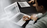 Chuyện hy hữu: Nhà chức trách không mở được email bảo lãnh liền giam người thêm 3 năm