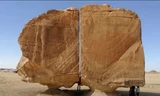 Tảng đá ở sa mạc Ả Rập Xê Út tách đôi hoàn hảo như dao cắt, lý do có thể là gì?