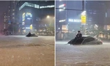 Anh chàng “chill” trên mui ô tô giữa mưa to ngập đường ở Hàn Quốc, dân mạng vội tìm "in tư"
