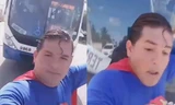 Mặc đồ Siêu Nhân ra chặn xe buýt để quay video đăng lên mạng, ai ngờ bị xe buýt húc trúng