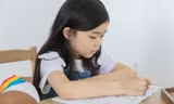 Thất vọng vì con gái làm tính trừ mãi vẫn sai, ông bố ở Trung Quốc lăn ra khóc giữa đường