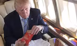 Cựu Tổng thống Trump bất ngờ bị vệ sĩ cũ “tố” là nhờ mua thức ăn rồi… mãi không trả tiền