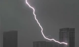 Tia sét kỳ lạ "ngoặt" chính xác vào một căn hộ chung cư, dân mạng phỏng đoán lý do là gì?