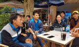 Người nhà nạn nhân cung cấp thông tin cho PV. Ảnh Nhật Huy