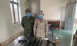 Tạm giữ cụ ông 73 tuổi vận chuyển súng trái phép qua biên giới