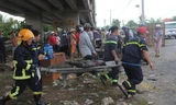 Hai ô tô rơi khỏi cầu Hàm Luông sau va chạm, nhiều người thương vong