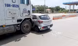 Xe đầu kéo tông xe ô tô, 2 người thoát chết