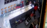 Nam thanh niên che mặt vào tiệm vàng đánh thương tích chủ tiệm