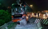 Xe khách hất tung biển báo giao thông, tông nát dải phân cách
