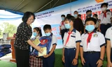 Phó Chủ tịch nước trao học bổng, tặng quà cho học sinh khó khăn ở Tiền Giang