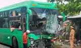 Ô tô khách đối đầu xe bồn rồi tông hàng loạt xe máy, nhiều người bị thương