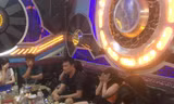 Hàng chục công an đột kích quán karaoke, phát hiện hơn 100 nam nữ say sưa 'thác loạn'