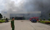 Cháy lớn tại Công ty May Nhà Bè, hàng trăm công nhân tháo chạy