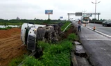 Xe đầu kéo tông sập dải ta-luy trên cao tốc rồi lật ngang 