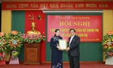 Ông Phạm Minh Chính trao quyết định cho bà Nguyễn Thanh Hải (ảnh Báo T.N)