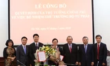 Phó Thủ tướng Trương Hòa Bình trao quyết định bổ nhiệm cho 2 Thứ trưởng Bộ Tư pháp (ảnh L.S)
